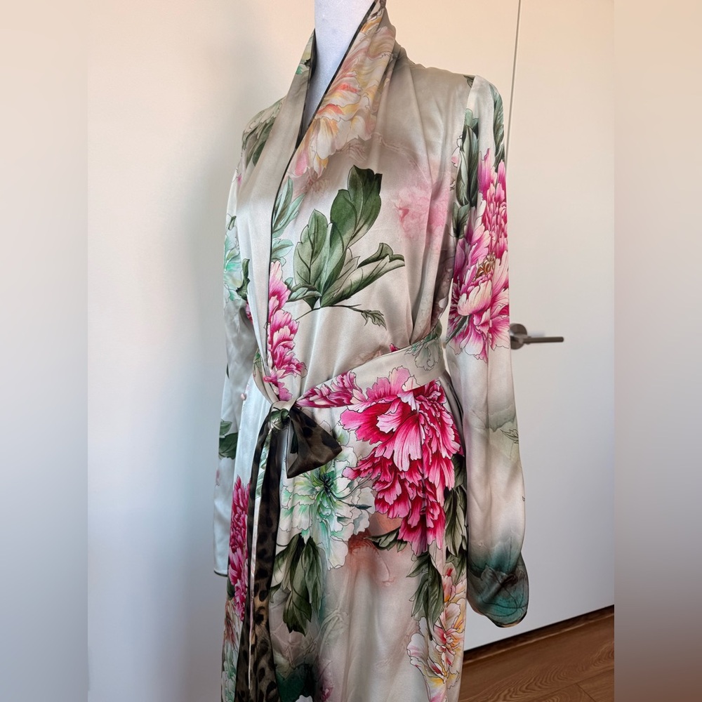 94% Silk Gardenia Robe by Adriana Iglesias - Picture 8 of 15
